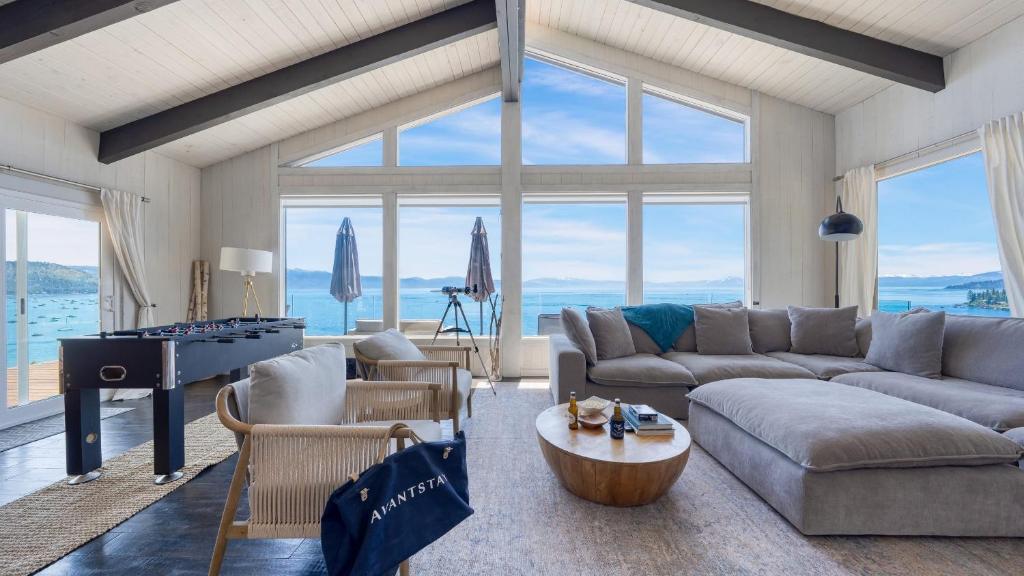 Lakeview by AvantStay Private Waterfront Cabin on Lake Tahoe w Hot Tub Views, Tahoe Vista