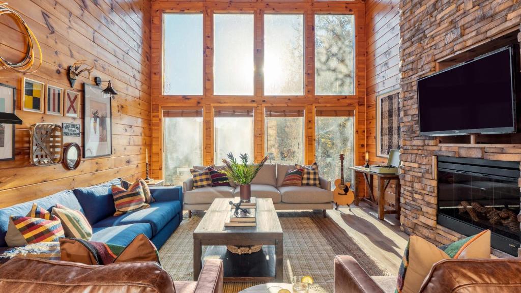 Hazel by AvantStay Cliffside Modern Cabin w Incredible Views Hot Tub, Sevierville