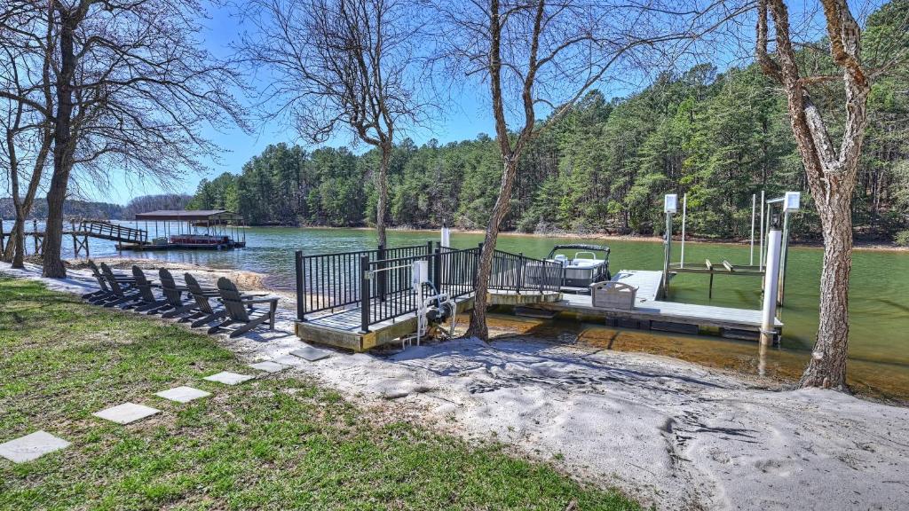 Knotty Pines by AvantStay Lake Views Renovated, Lake Norman of Catawba