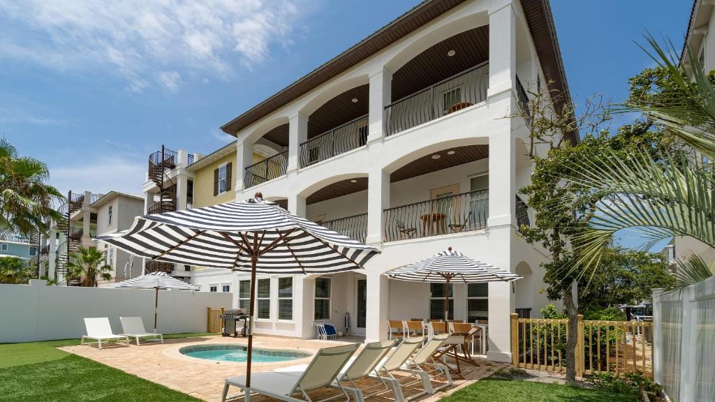 Sleeps 20, Private Pool, Putting Green, Walk to Beach Vitamin Sea by AvantStay, Destin
