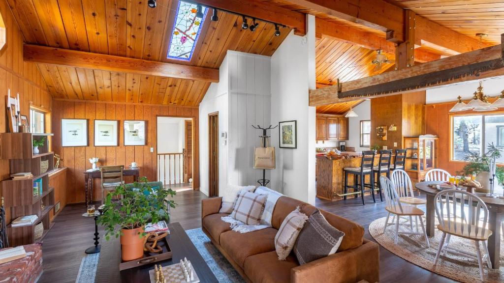 TurtleBear by AvantStay Stunning Character Cabin w Entertainers Patio Table Tennis, Big Bear Lake