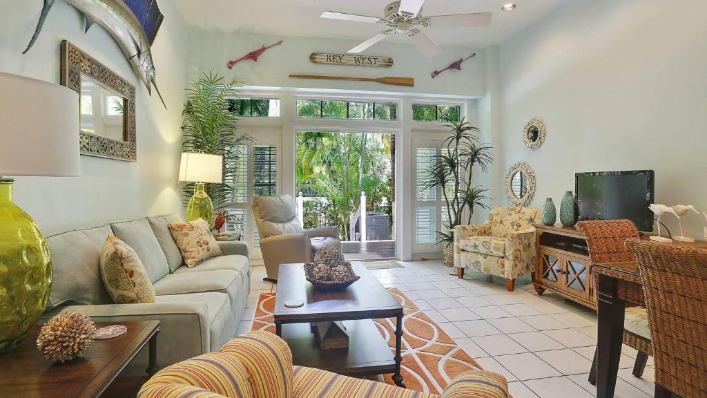 Key West Found by AvantStay Close to Shops w Patio Shared Pool Week Long Stays Only, Key West
