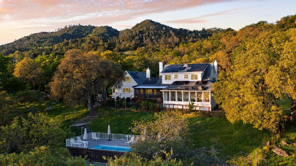 Chianti by AvantStay Stunning Secluded Ranch w Pickleball Court Barn, Cloverdale