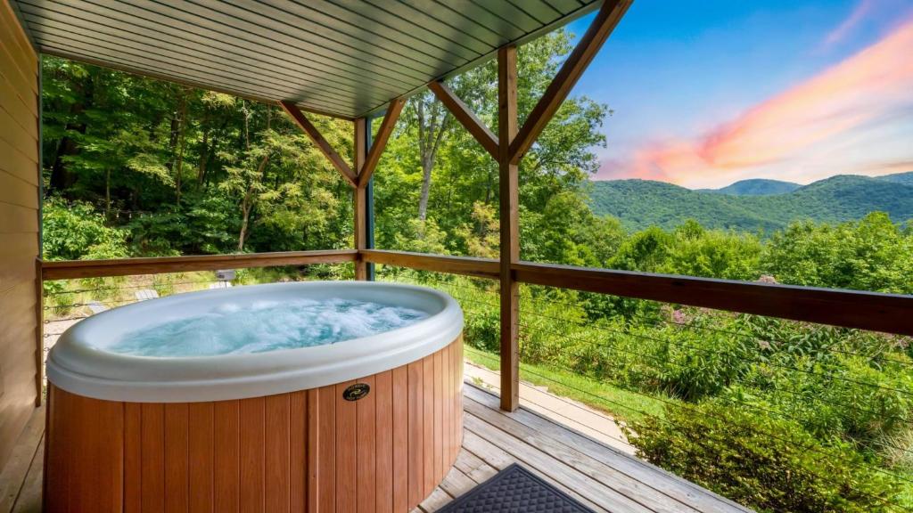 Among the Clouds by AvantStay Views Hot Tub, Candler