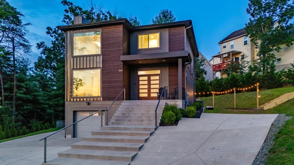 Modern Escape by Avanstay Views 10min to Town, Asheville