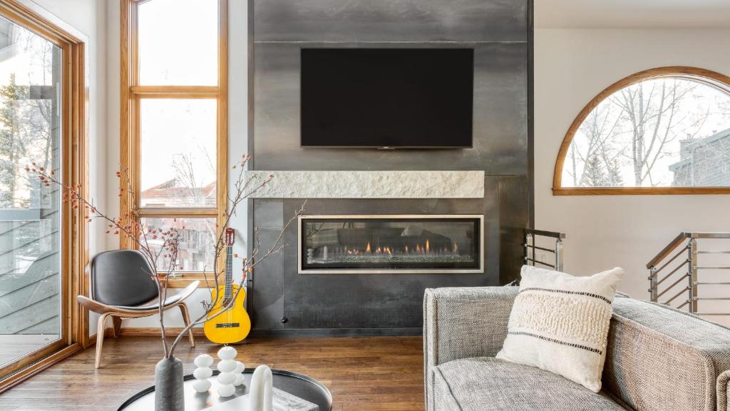 Pandora by AvantStay Modern Mountain Escape in Great Location @ Entrance of Bear Creek Trail, Telluride