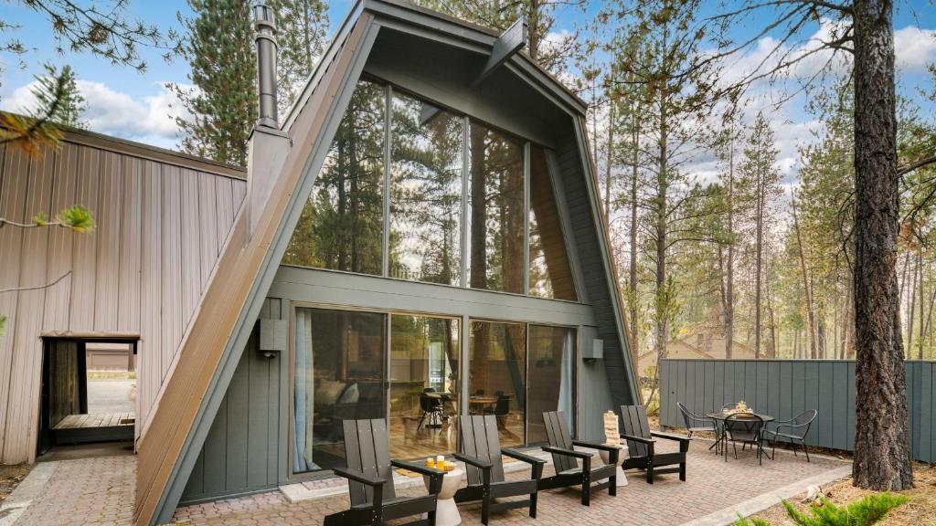 Alder by AvantStay Moody Retreat: Patio Hot Tub in Sunriver, Sunriver