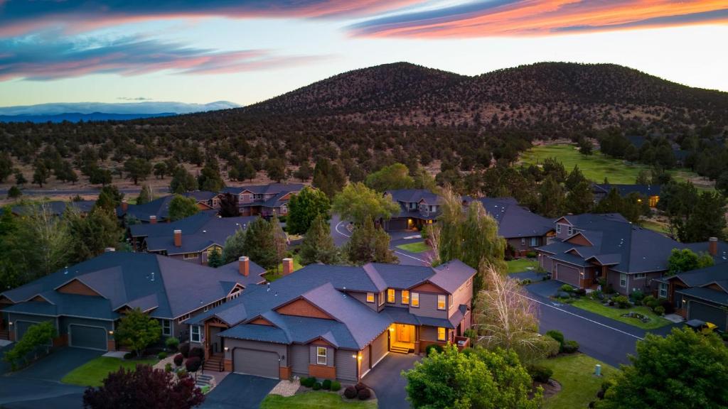 Forest Ridge Loop by AvantStay Hot Tub Private Community Amenities, Redmond