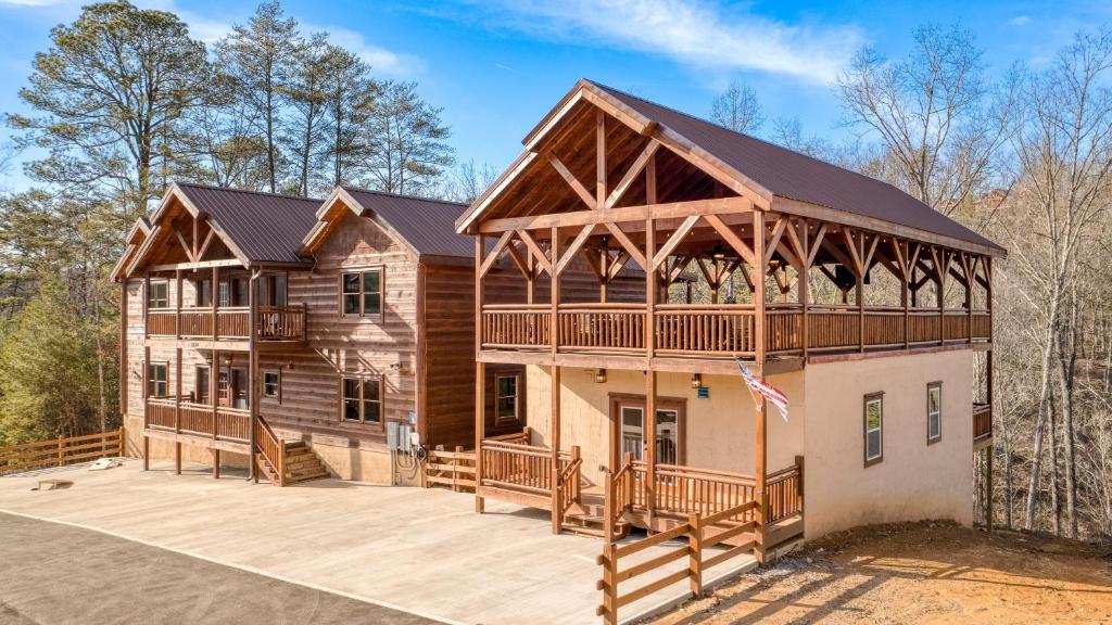 Boon by AvantStay 40-Guest Luxe Smokies Retreat, Sevierville