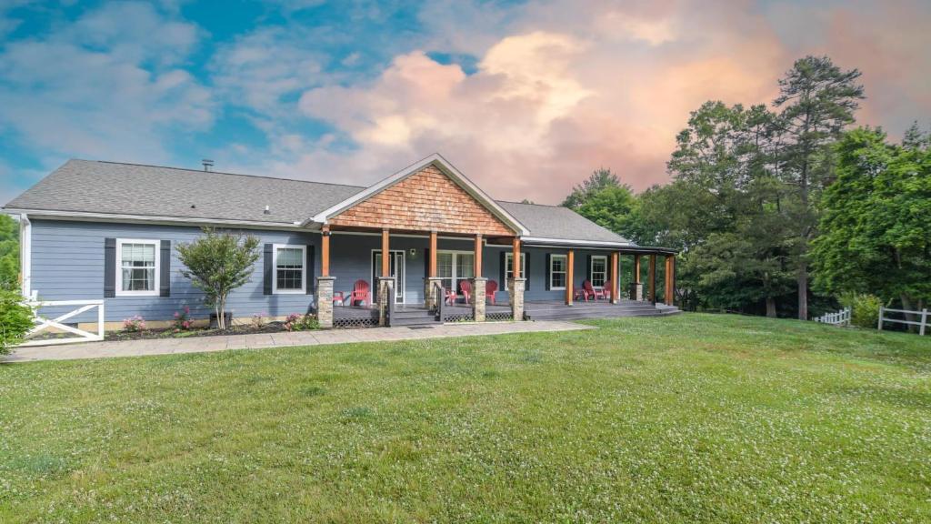 Riverside Ranch by AvantStay Mins to Downtown, Arden