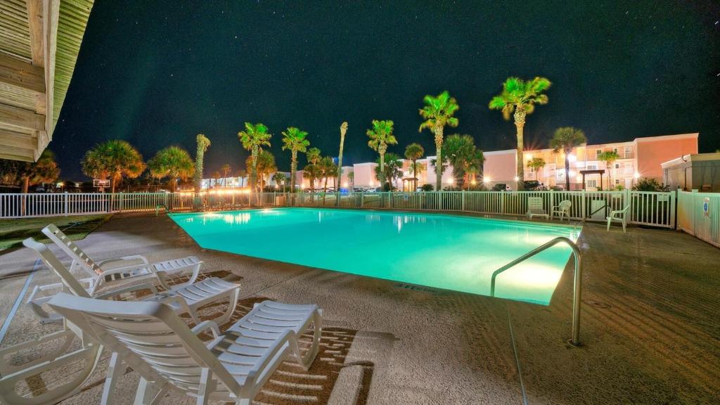 Beachfront Patio w Dune View 2 Pools Pickleball Cravin Waves by AvantStay, Port Aransas