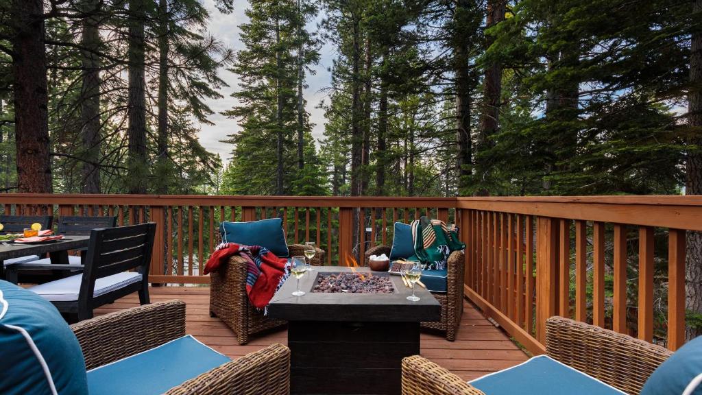 Wolfe by AvantStay 5mins NorthStar w Hot Tub Fireplace 2 Private Decks, Ponderosa Fairway Estates