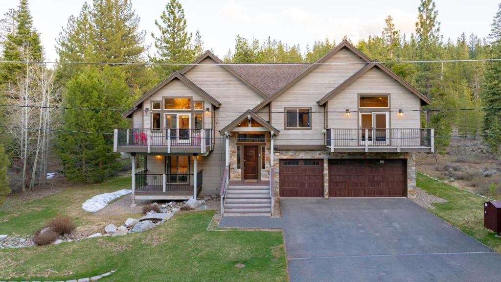 Meyers Meadow by AvantStay Hot Tub Large Deck, South Lake Tahoe