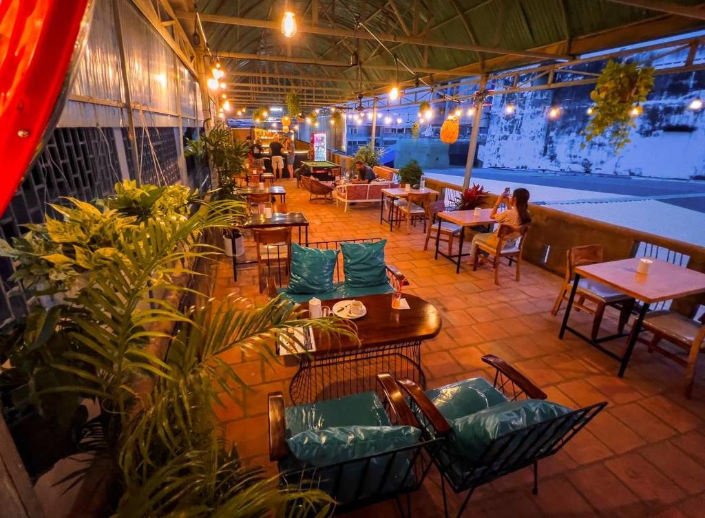Social Backpacker Hostel & Rooftop Bar, Battambang
