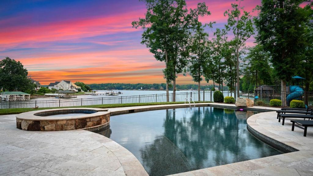Paradise Pointe by AvantStay Lakefront Views Playset, Lake Norman of Catawba