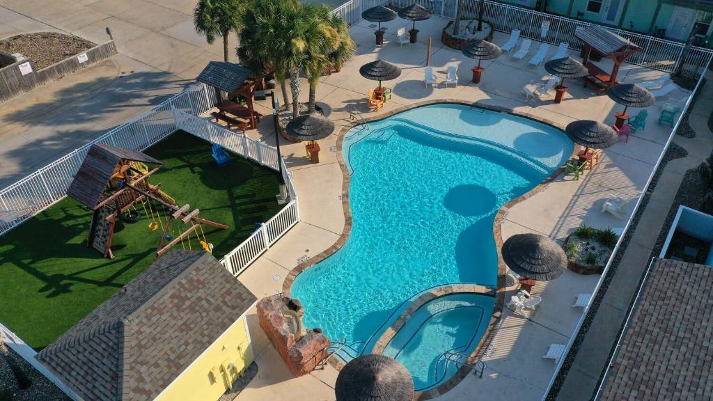 Shared Resort-Style Pool Playground Patio w Bar Tidal Times by AvantStay, Port Aransas