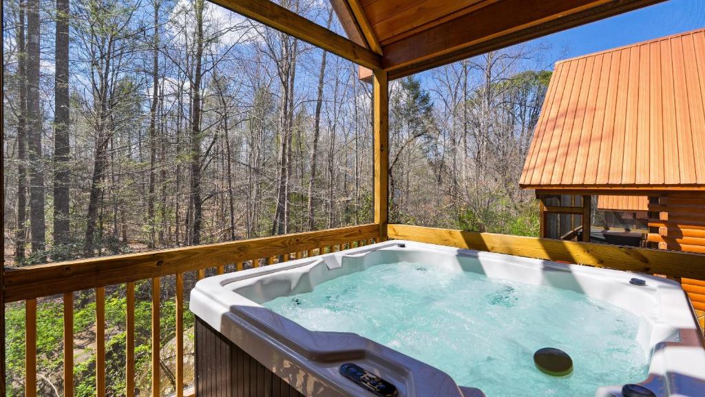 Chilln in the Smokies by AvantStay Hot Tub Foosball Pool Gym Tennis Access, Gatlinburg