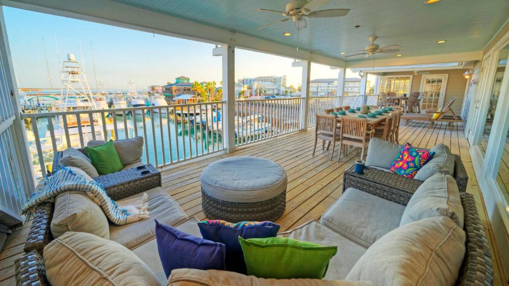 Blue Marlin at Trout Street Balcony w Marina Views Walk to Port A Nightlife, Port Aransas