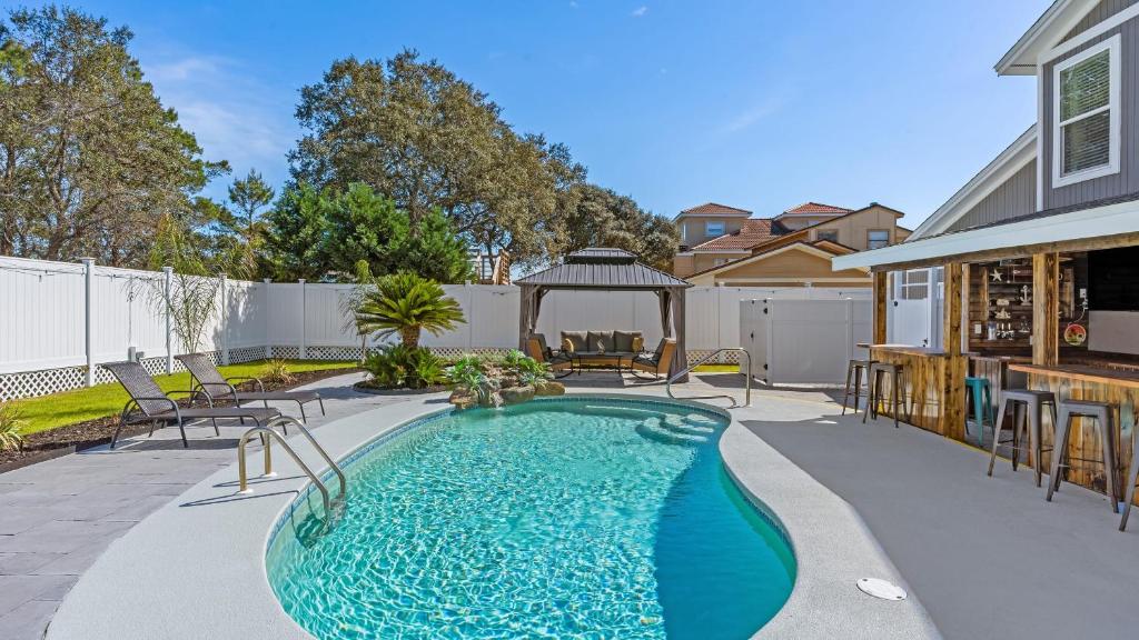 Spacious 3BR w Tiki Bar Shared Pool Walk to Beach Near 30A Pier Park, Panama City Beach