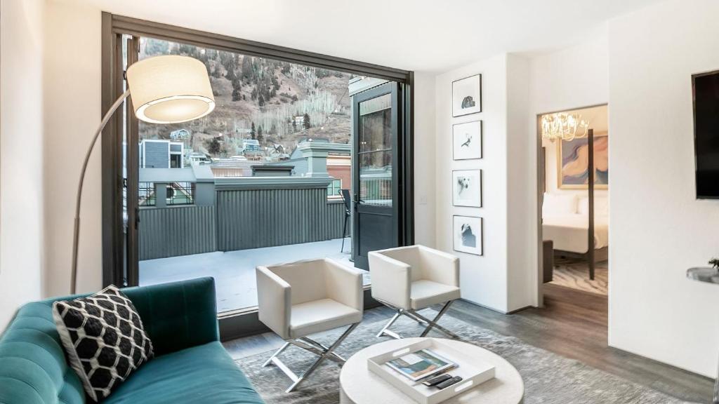 New San Juan 303 by AvantStay Modern Penthouse w Deck Overlooking Main Street, Telluride