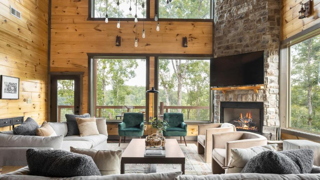 Copperhead by AvantStay Treetop Haven w Indoor pool Home Theatre Game Room, Sevierville