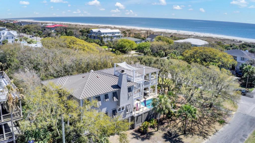 Steps to the Beach! Pool, Gym, Game Room, Movie Theater 3301 Palm by AvantStay, Isle of Palms
