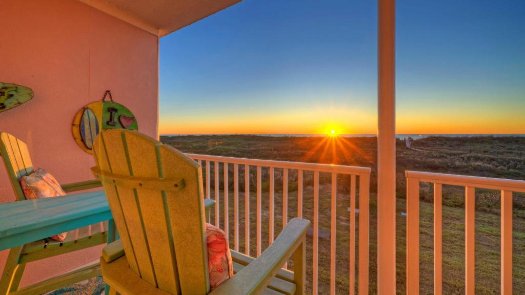 Studio w Balcony Pools Direct Beach Access Seaside Blessing by AvantStay, Port Aransas
