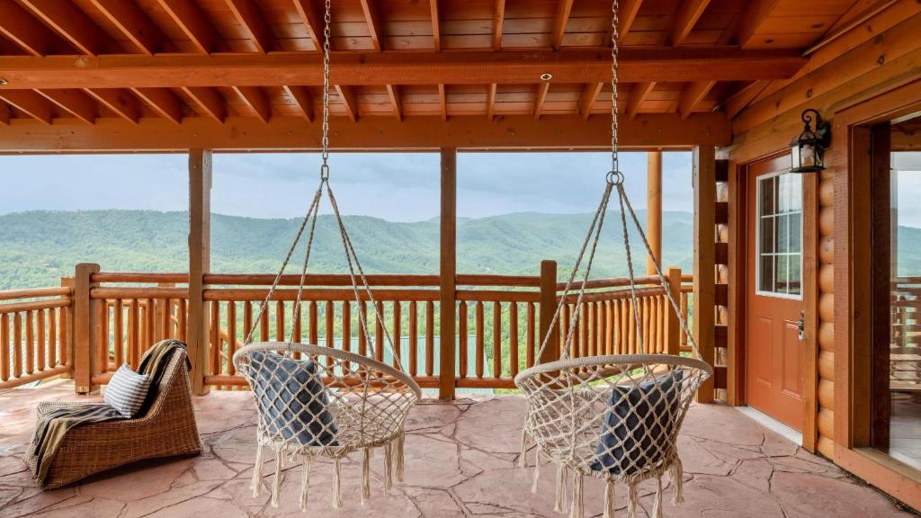 Sugarland by AvantStay Sleeps 28 Home Theatre Two Hot Tubs Indoor Pool Incredible Views, Pigeon Forge