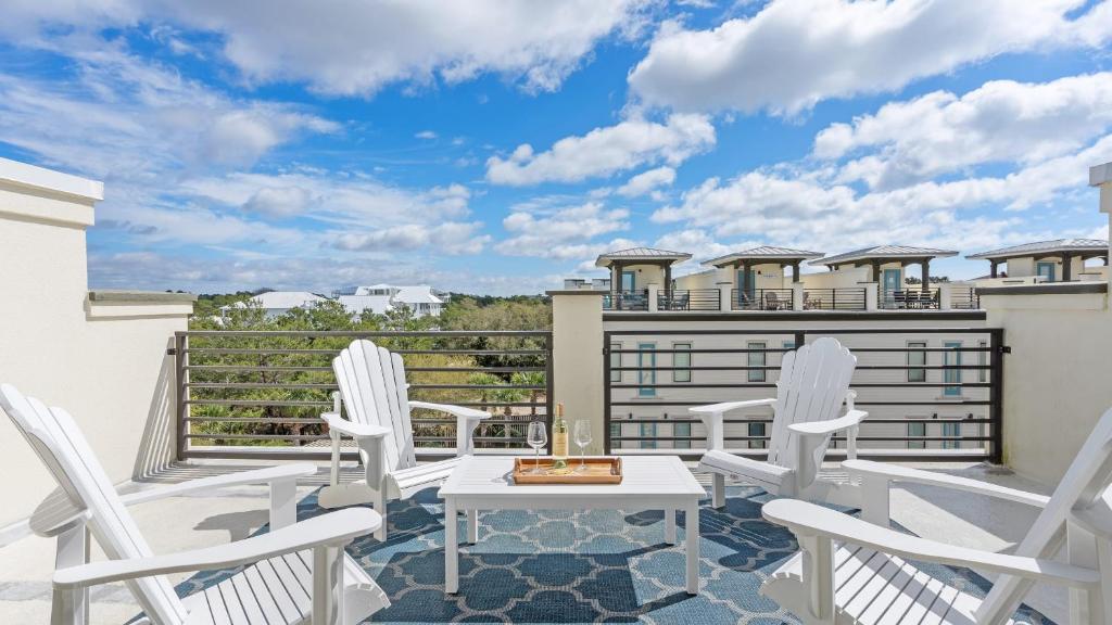 Emerald Paradise 2 blocks to Beach Rooftop Patio Pool Access Sleeps 10, Santa Rosa Beach