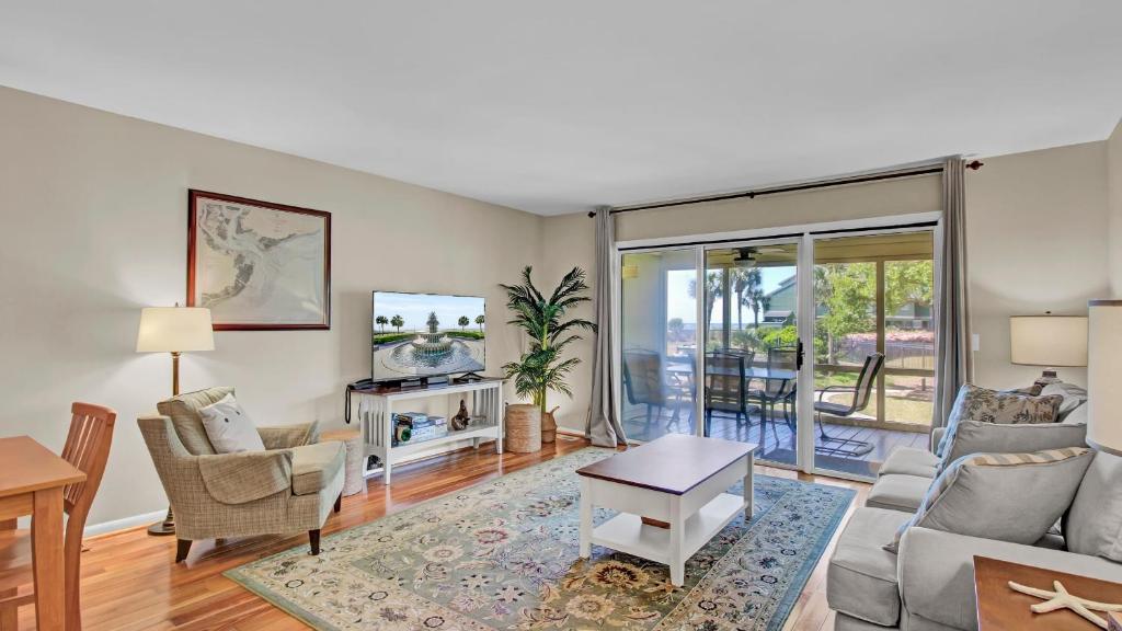 3C Mariners Walk by AvantStay Beach Pool Access Enclosed Porch, Isle of Palms