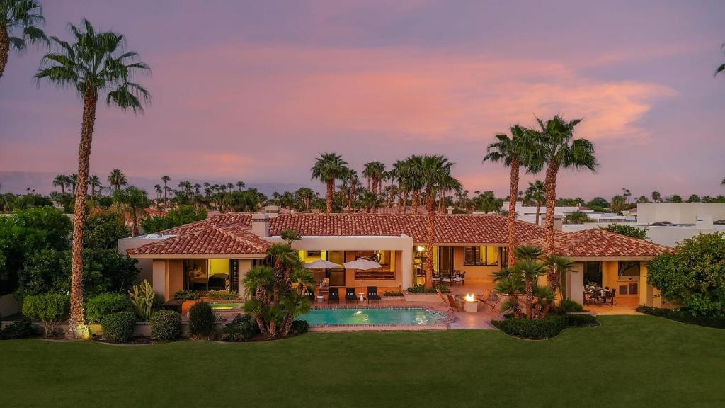 Moonshine by AvantStay Modern Stylish Estate w Bar Fire Pit Hot Tub 5 bd, La Quinta