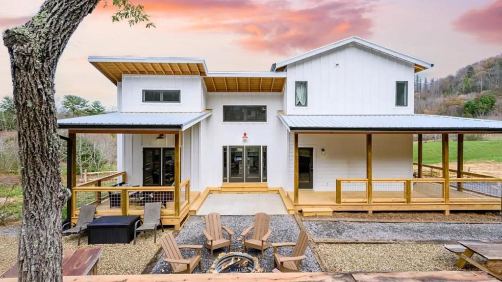 Idyllic Mountain by AvantStay Outdoor Living, Asheville