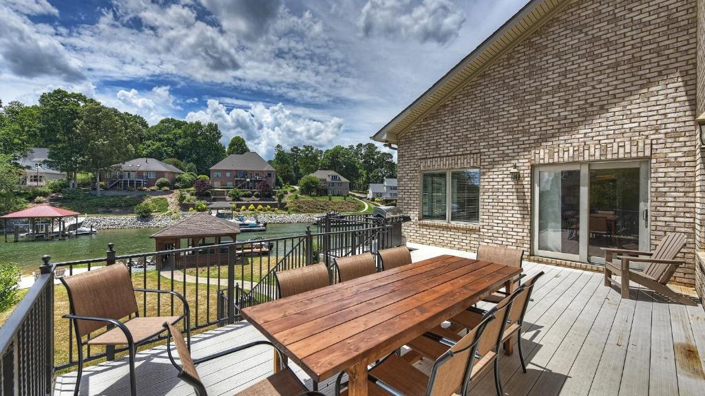 Island Point by AvantStay Sleeps 18 Dock, Lake Norman of Catawba