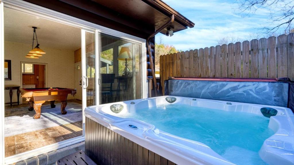 Creekside Haven by AvantStay Hot Tub Fire Pit Outdoor Dining Area Nestled Next to Creek, Gatlinburg
