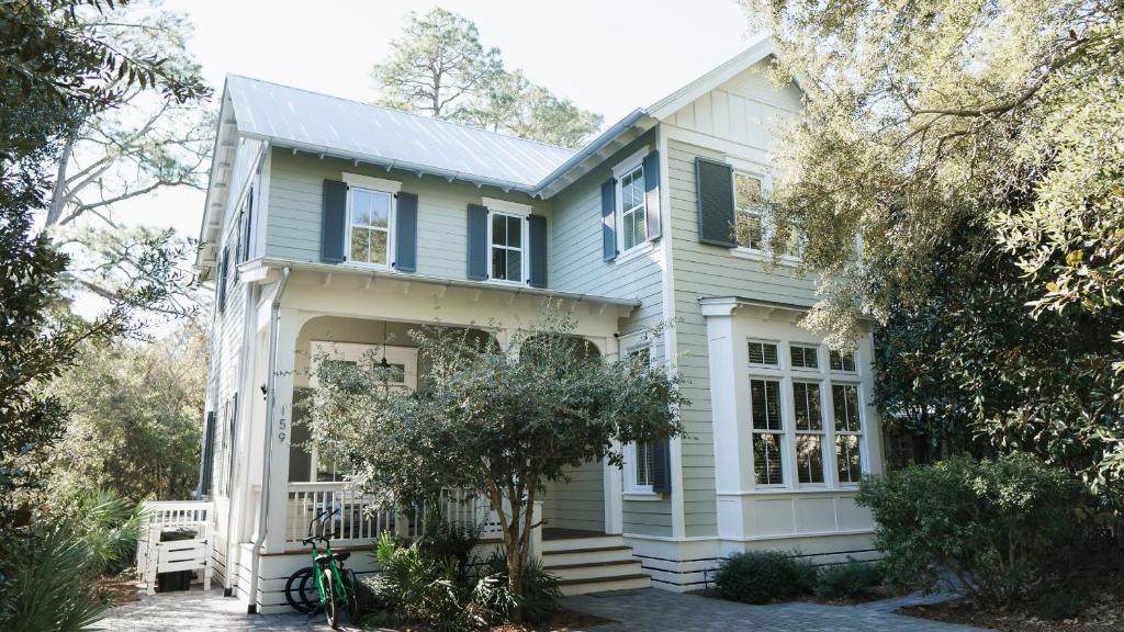 Walk to Beach 2 Shared Pools Enclosed Porch Bikes 30A Hideaway by AvantStay, Santa Rosa Beach