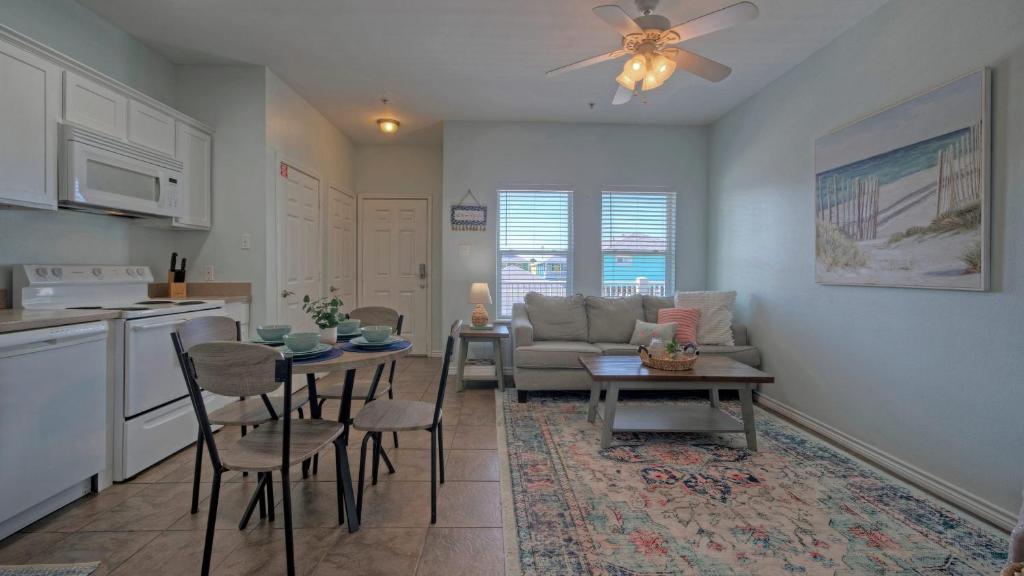 2 Condos for 14 Guests at Costa Bahia Pool Minutes to Beach Pet-Friendly, Port Aransas