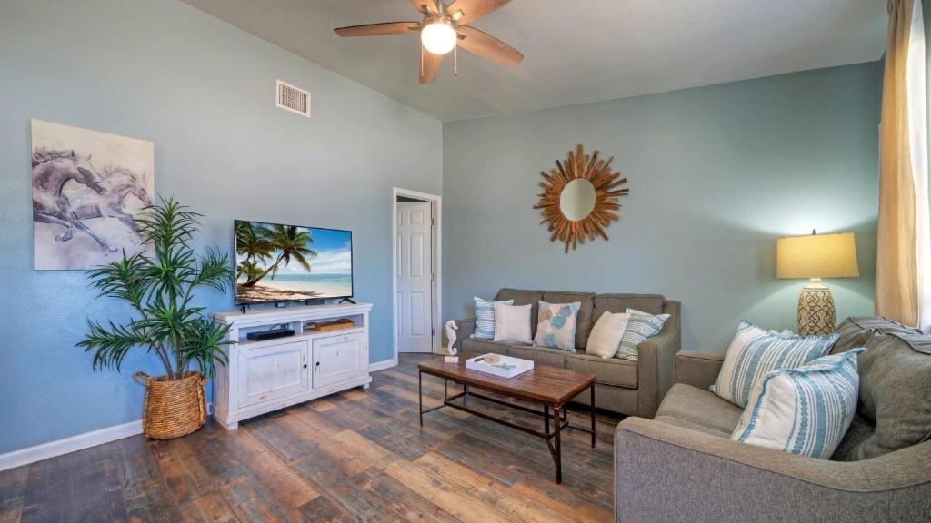 Stylish 2BR Coastal Getaway w Pool Prime Location Lazy Fun, Port Aransas