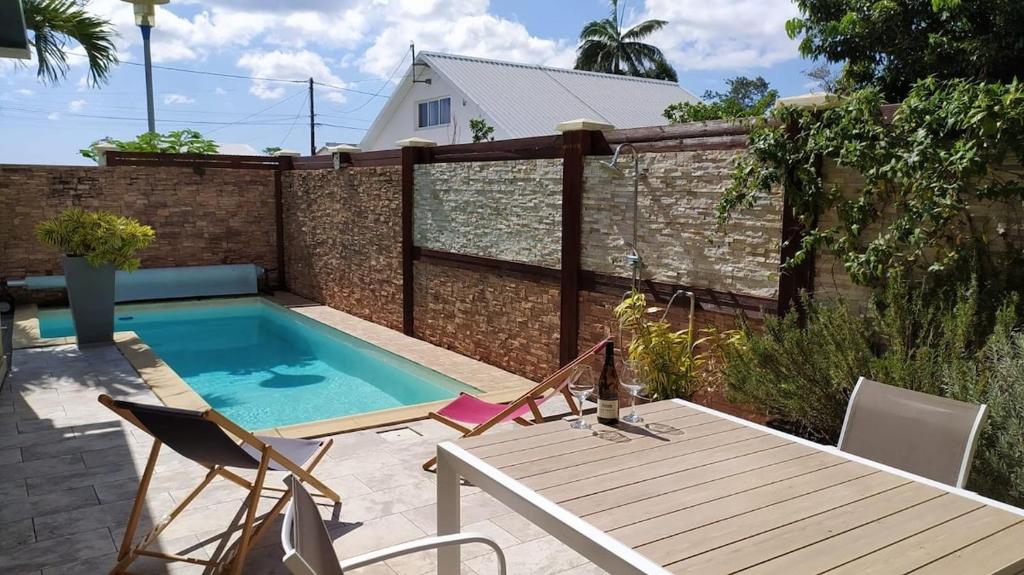 Dépendance calme 47m2 confortable, 10 min aéroport, Sainte-Marie