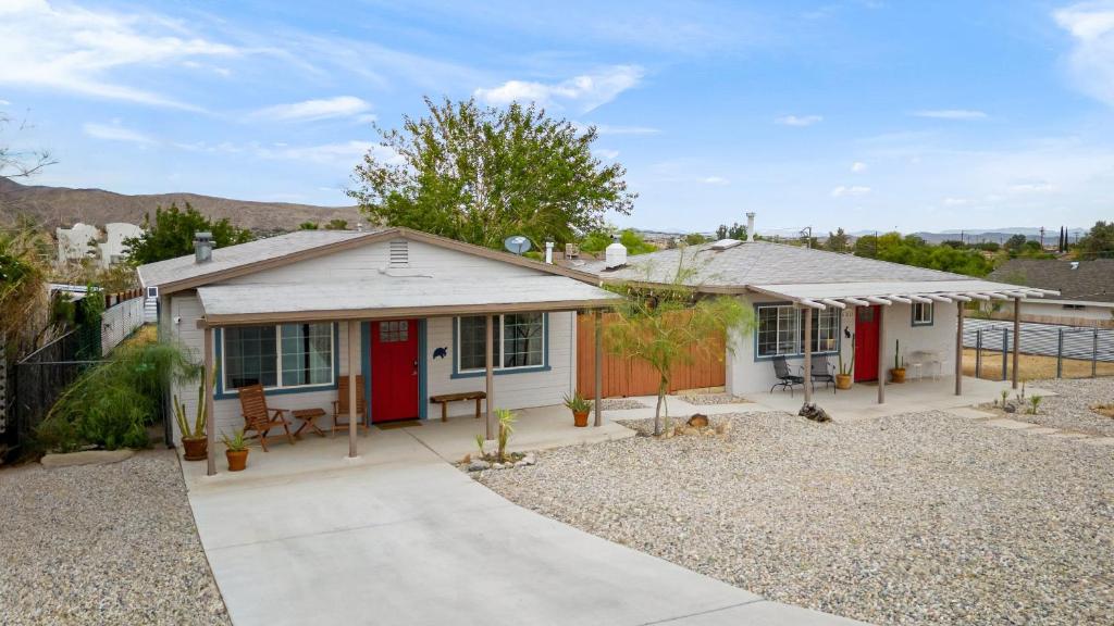 Fable by AvantStay 2 Unique Spaces w Bowling Hot Tub Fire Pit Large Yard, Joshua Tree