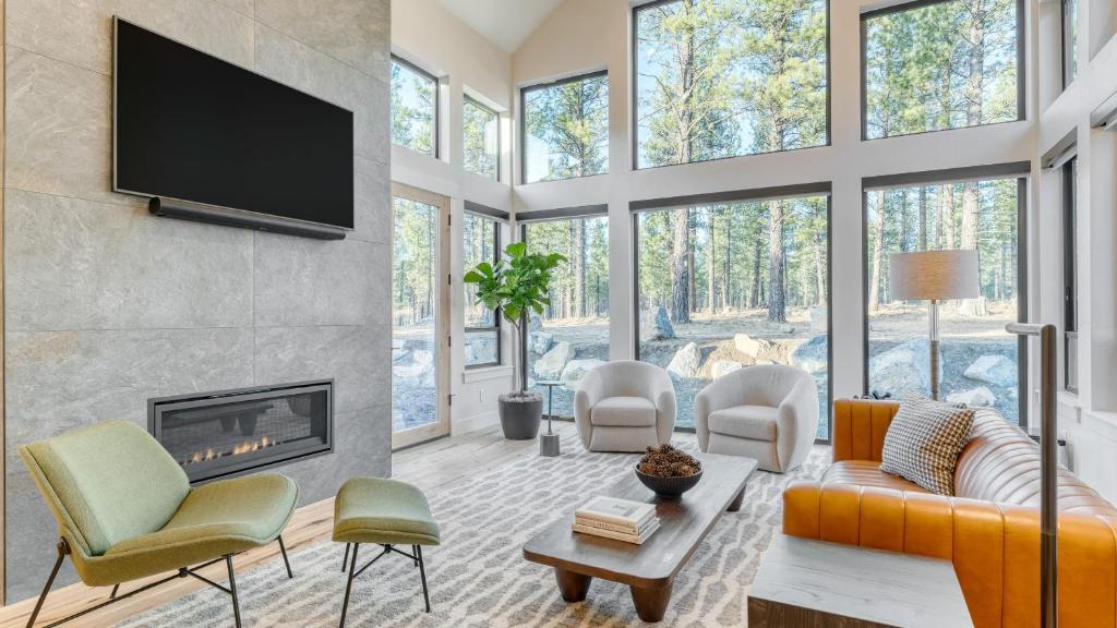 Grand Fir by AvantStay Hot Tub and Firepit, Bend