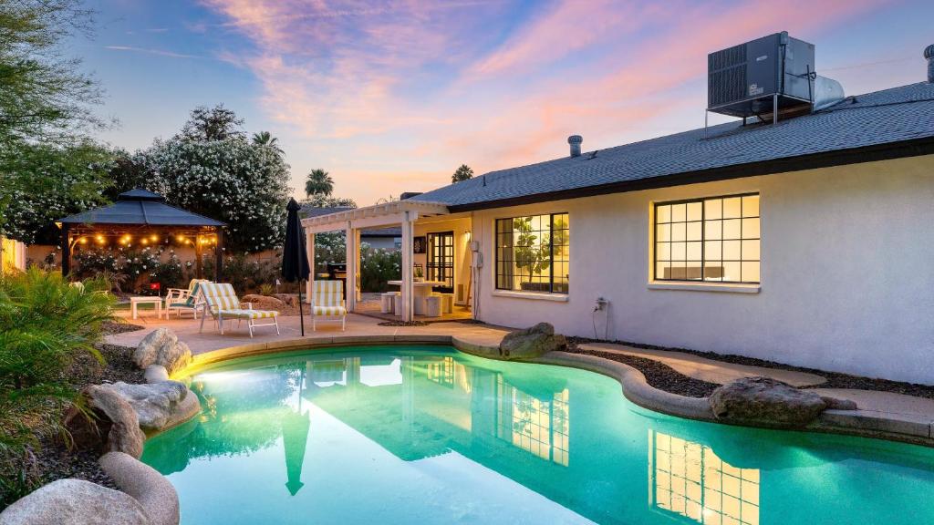 Sol Vista Private Oasis w Pool Putting Green and Prime Location, Phoenix