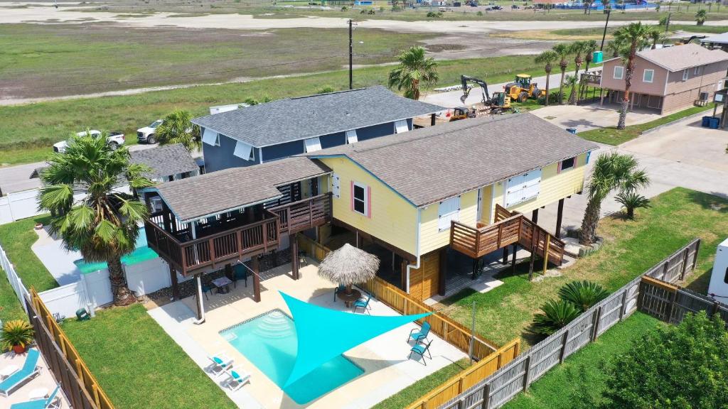 Private Pool Yard Deck by the Nature Preserve Tipsy Flipper by AvantStay, Port Aransas