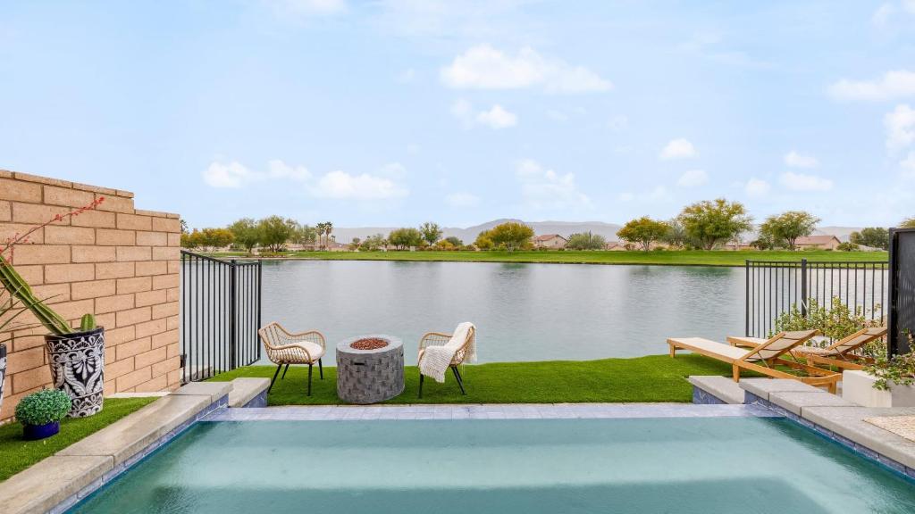 Sunburst by AvantStay Lakefront Mountain Views, Indio