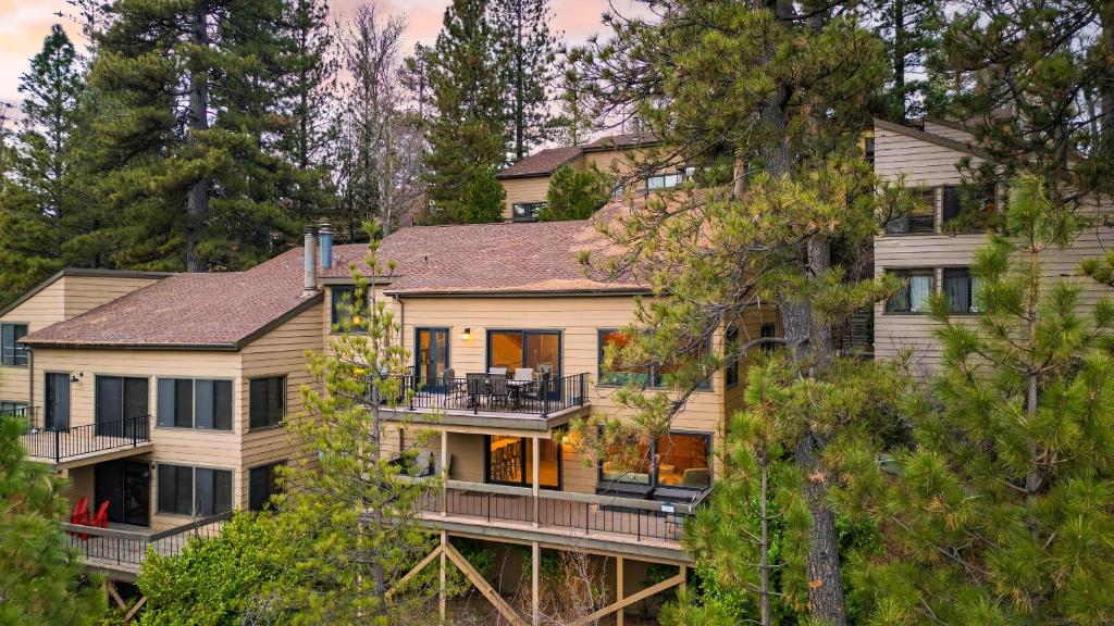 Arrowhead Lakeside Escape by AvantStay 3min Walk to Lake Private Beach Access, Lake Arrowhead