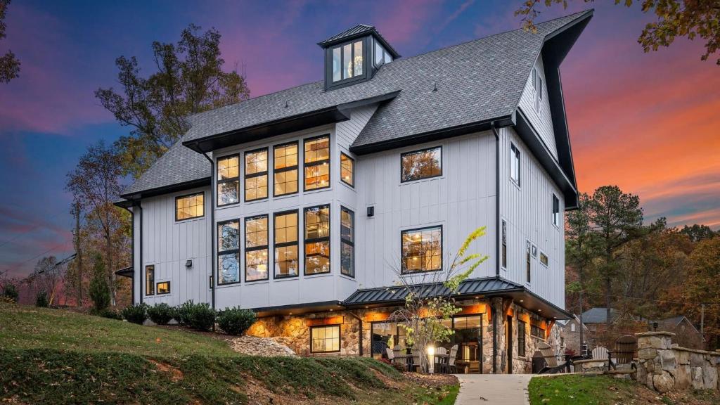 The Grand on Greenbay-7 bedrooms Sleeps 20 Modern new build, Mooresville