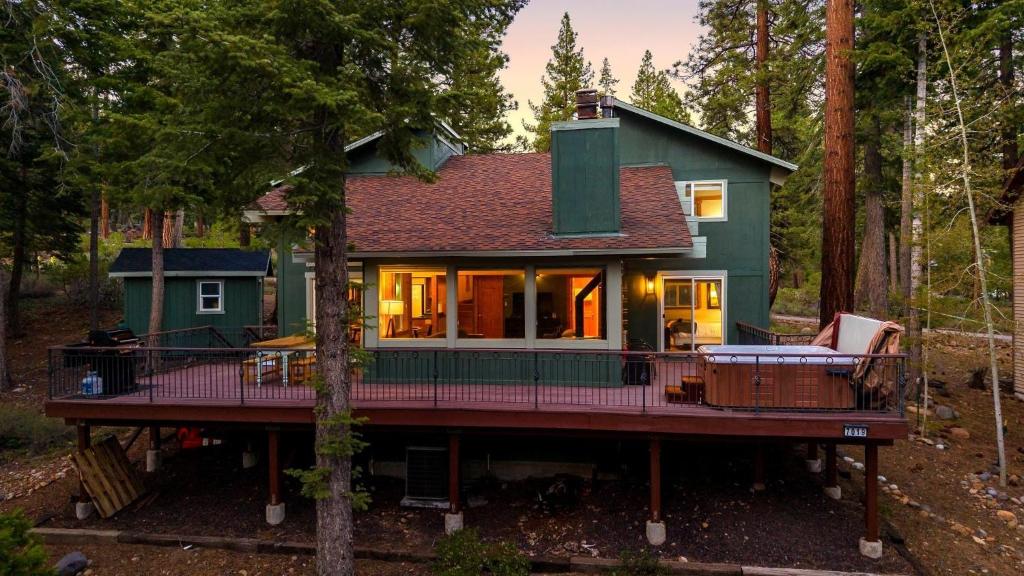 Year-Round Tahoe Escape with Hot Tub Outdoor Dining Timberline Haven by AvantStay, Tahoe Vista