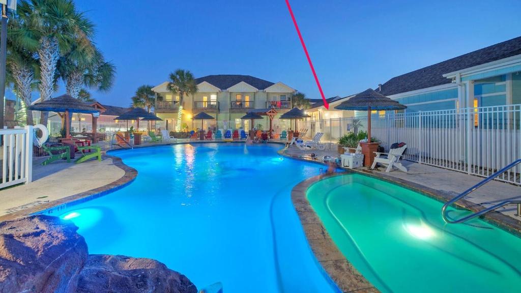 Shared Pool Playground 2blocks to TownEateries Pirates Lair by AvantStay, Port Aransas