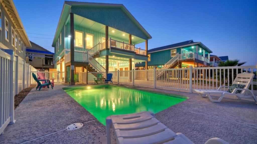 Private Pool Covered Patio 4 Blocks to Beach Bourbon Breeze by AvantStay, Port Aransas
