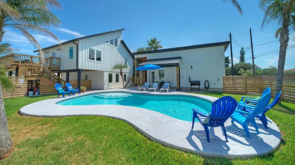 Private Pool Walk to Beach 6BDR MainGuest House Third Sandbar by AvantStay, Port Aransas