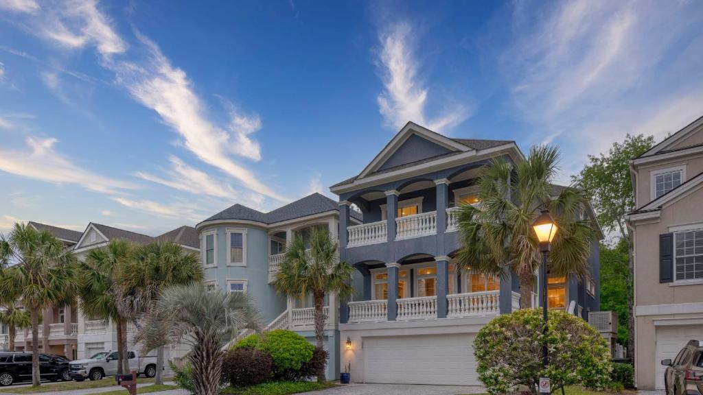 Crabline Getaway by AvantStay Private Pool Hot Tub Easy Beach Access, Hilton Head Island